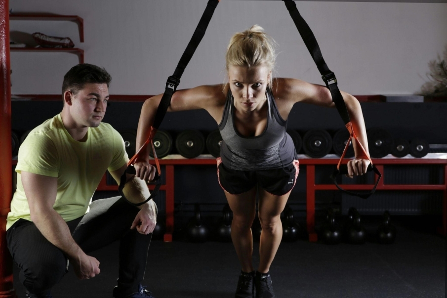 ¿Necesito una certificación de entrenador personal para trabajar en un gym?