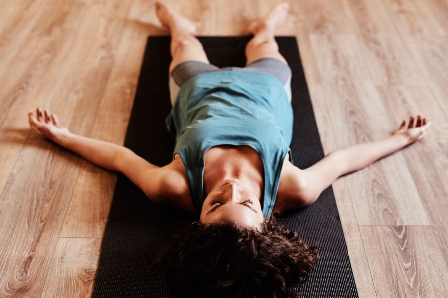 ¿Qué es el Yin Yoga? Beneficios y posturas